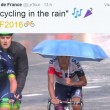 Tour de France, grandinata durante gara Pantano al traguardo con l'ombrello2