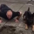 Poliziotto e cane, piegamenti sulle braccia insieme