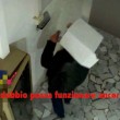 Napoli, furbetti del cartellino: scatola di cartone in testa per non farsi riconoscere...