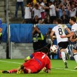 Germania batte Italia 7-6 (pt 0-0; st 1-1; pts 1-1, sts 1-1; rigori 6-5) e si qualifica alle semifinali di Euro 2016 di Euro 2016 ITALIA (3-5-2): Buffon 8, Barzagli 6.5, Bonucci 7, Chiellini 7 (16' sts Zaza 5), Florenzi 6.5 (41' st Darmian 6), Sturaro 6.5, Parolo 7, Giaccherini 7, De Sciglio 7, Pelle' 7.5, Eder 6.5 (2' sts Insigne 6.5) (12 Sirigu, 13 Marchetti, 5 Ogbonna, 16 De Rossi, 6 Candreva, 21 Bernardeschi, 22 El Shaarawy, 11 Immobile) All.: Conte 7.5 GERMANIA (4-2-3-1): Neuer 7 Hoewedes 6, Boateng 7, Hummels 5.5, Hector 7, Khedira sv (15' pt Scwheinstiger 6.5), Kroos 7, Ozil 7, Kimmich 7, T. Mueller 6.5, Gomez 7 (26' st Draxler 6.5) (12 Leno, 22 Ter Stegen, 2 Mustafi, 14 Emre Can, 16 Tah, 9 Schuerrle, 15 Weigl, 20 Sane, 10 Podolski, 19 Goetze). All.: Loew 7 Arbitro: Kassai (Ung) 5 Reti: nel st 20' Ozil, 32' Bonucci su rigore Angoli: 7 a 5 per la Germania Recupero: 1' e 3'; 0 e 0 Note: ammoniti per proteste Sturaro, per gioco falloso De Sciglio, Parolo, Pelle', Hummels e Schweinstiger, per comportamento non regolamentare Giaccherini *** I GOL: 20' st: Gomez prende sulla trequarti il pallone sbucciato da Florenzi, va sulla fascia e temporeggia, poi taglia per l'accorrente Hector sfuggito ancora a Florenzi, sul cross in mezzo il tocco di Bonucci non impedisce a Ozil di battere in corsa Buffon 32' st; cross di Florenzi, su Chiellini Boateng salta a braccia aperte e fa fallo che Kassai fischia. Bonucci alla rincorsa mentre Neuer saltella, ma e' 1-1 Sequenza rigori: Insigne, realizzato; Kroos, realizzato; Zaza, sbagliato; Mueller, parato; Barzagli, realizzato; Ozil, sbagliato; Pelle', sbagliato; Draxler, realizzato; Bonucci, parato; Schweinstiger, sbagliato; Giaccherini, realizzato; Hummels, realizzato; Parolo, realizzato; Kimmich, realizzato; De Sciglio, realizzato; Boateng, realizzato; Darmian, parato; Hector, realizzato.