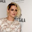 Kirsten Stewart fa coming out: "Sono lesbica e lei è la mia compagna"02