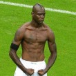 Mario Balotelli e l'esultanza contro la Germania (foto Ansa)