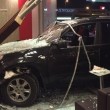 Schiaccia acceleratore anziché freno: suv nel McDonald's, 2 morti 2