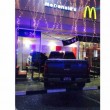 Schiaccia acceleratore anziché freno: suv nel McDonald's, 2 morti 3