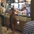 Due donne litigano con staff McDonald's ad Amsterdam