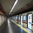 Roma, si butta sotto la metro: stop stazione Colli Albani