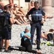 Nizza, dorme col burqini in spiaggia: polizia glielo fa togliere e la multa 01