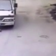 Camion passa su bambino e...il piccolo si salva4
