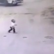 Camion passa su bambino e...il piccolo si salva2