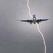 Fulmine colpisce aereo, passeggeri3
