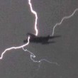Fulmine colpisce aereo, passeggeri2