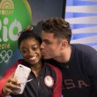 Rio 2016, Simone Biles bacia il suo idolo Zac Efron2