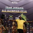 YOUTUBE Rio 2016: Usain Bolt, "trenino" con ballerine samba2