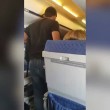 Rissa su aereo, pilota a passeggero: "Non toccare la mia hostess4