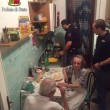 Roma, agenti cucinano pasta al burro ai 2 anziani soli3