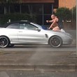 Salta sul cofano e insulta il conducente dell'auto 3