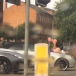 Salta sul cofano e insulta il conducente dell'auto