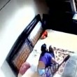 YOUTUBE Madre picchia la figlia neonata: ripresa dalle telecamere 7