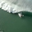 Surfista cavalca onda gigante, drone riprende