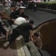 Voragine gigante in strada in Cina: ci cadono dentro in quattro2