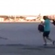 E' in ritardo: turista corre in pista per prendere l'aereo10