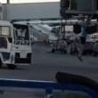 E' in ritardo: turista corre in pista per prendere l'aereo5