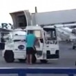 E' in ritardo: turista corre in pista per prendere l'aereo2