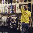 Chris Brown, polizia circonda la casa dopo chiamata al 911 di una donna02