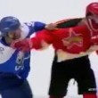 YOUTUBE Hockey, giocatore perde la testa e picchia tutti gli avversari