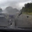 YOUTUBE Incidente choc: ragazzi volano fuori dall'auto dopo impatto