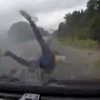 YOUTUBE Incidente choc: ragazzi volano fuori dall'auto dopo impatto