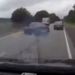 YOUTUBE Incidente choc: ragazzi volano fuori dall'auto dopo impatto