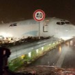 Aereo cargo esce di pista e arriva sulla tangenziale. Caos a Orio al Serio