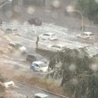 Roma, bomba d'acqua paralizza città: metro in tilt, strade allagate...10