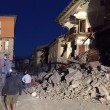 Terremoto, bilancio aggiornato: 241 morti, 215 estratti vivi