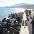 Ventimiglia, migranti sfondano confine: a nuoto fino in Francia, occupano scogliera11