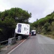 Vesuvio, autobus con 35 turisti esce di strada: in bilico su un dirupo3