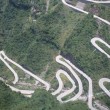 Cina, 99 tornanti a picco sul vuoto con la Ferrari5