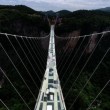 Cina, il ponte di vetro dei record chiude troppi visitatori3
