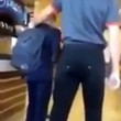 Dipendente Burger king prende a schiaffi studente e lo costringe a spazzare 4