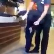 Dipendente Burger king prende a schiaffi studente e lo costringe a spazzare 2
