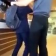 Dipendente Burger king prende a schiaffi studente e lo costringe a spazzare