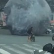 Luna gonfiabile gigante travolge auto e pedoni a Fuzhou in Cina5