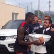 Mario Balotelli, Le Iene a Nizza: in regalo un bidet