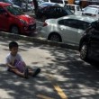 Mamma lascia figlio di 3 anni in strada, sotto il sole, per tenerle il parcheggio FOTO