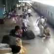 Scivola vicino al treno in movimento, salvato da agente di polizia