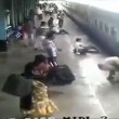 Scivola vicino al treno in movimento, salvato da agente di polizia 2