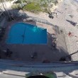 Si lancia in piscina dal tetto di casa 3