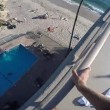 Si lancia in piscina dal tetto di casa 2