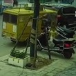 Tuk tuk incustodito in Cina: bimbo di tre anni sale e...